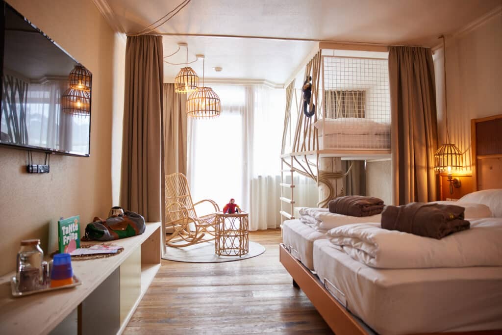 Hotel EdeR FriDa_Boohooo-Zimmer mit Blick in den Erwachsenen- und Kinderschlafbereich ©Eder Hotels GmbH